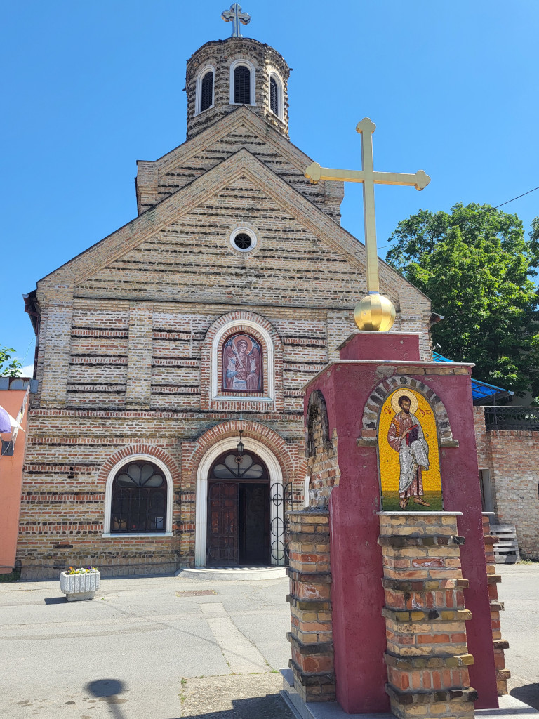 Зренянин, русские церковь и памятник